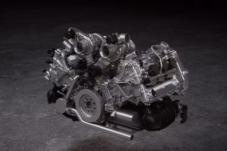 Không chỉ vậy, hãng siêu xe McLaren còn phải phát triển riêng cho dòng xe này một động cơ hoàn toàn mới tương thích với công nghệ hybrid. Thay vì các phiên bản động cơ V8 thường gặp, McLaren đã thay thế bởi một động cơ V6 mã M630, dung tích 3.0L với góc đặt xy-lanh 120 độ. Điều đó cũng bắt buộc hãng xe phải nâng cấp kết cấu trục khuỷu mới ngắn và cứng chắc hơn.