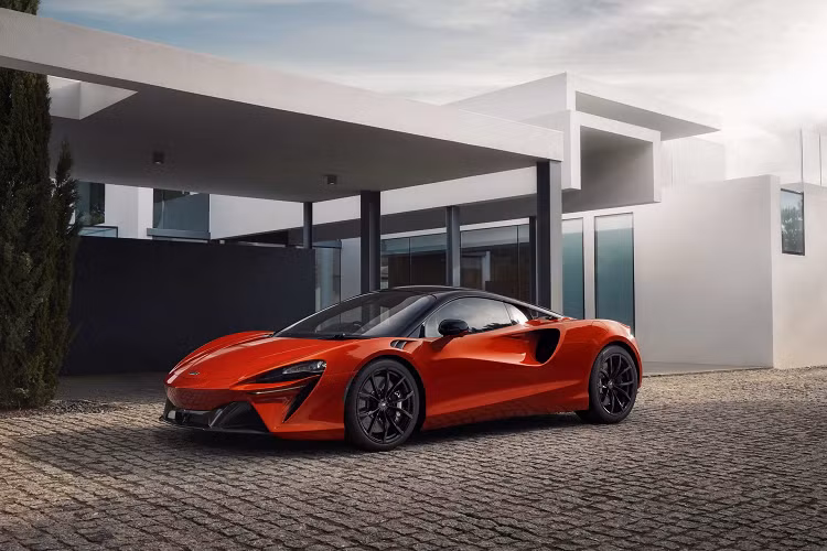 Về hiệu suất vận hành, McLaren Artura có khả năng tăng tốc từ 0 lên 100 km/h chỉ trong 3 giây, 0 lên 200 km/h chỉ trong 8,3 giây, trước khi đạt vận tốc tối đa 330 km/h. Xe được trang bị lốp tiêu chuẩn Pirelli P-Zero hoặc tùy chọn Pirelli P-Zero Corsa với thông số 235/35R19 cho cầu trước và 295/35R20 cho cầu sau.