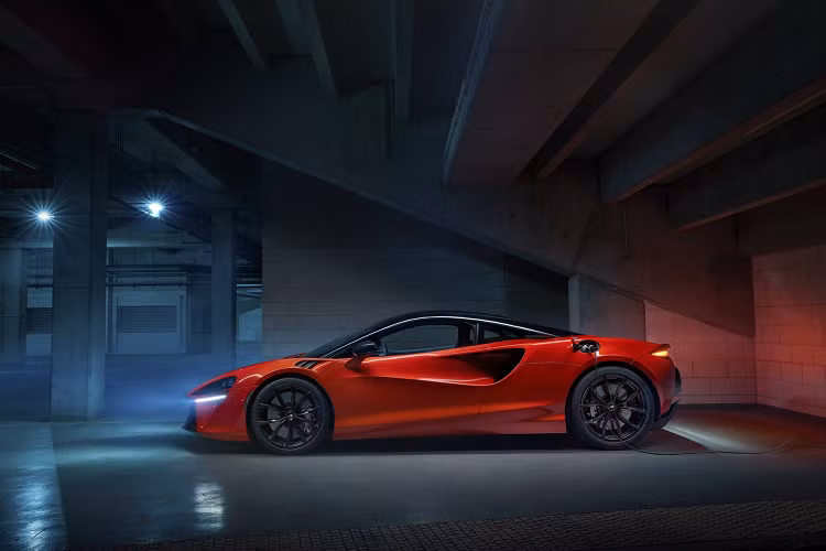 Để kiểm soát sức mạnh của chiếc xe, McLaren trang bị hệ thống đĩa phanh carbon-ceramic với đường kính 390 mm ở cầu trước và 380 mm ở cầu sau. Với kẹp phanh làm từ hợp kim nhôm nguyên khối 6 piston, Artura có khả năng hãm tốc từ 100 về 0 km/h trong khoảng cách 31 m và từ 200 km/h trong khoảng cách 126 m.