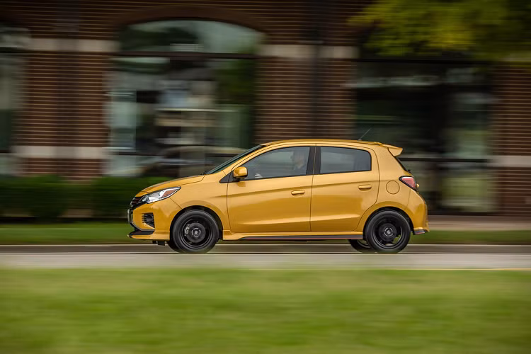 Không có sự thay đổi dưới nắp ca-pô, xe sử dụng động cơ 3 xy-lanh, hút khí tự nhiên MIVEC, 1.2L 3A92, sản sinh công suất 78 mã lực và mô-men xoắn 100 Nm. Động cơ này kết hợp với hộp số sàn 5 cấp hoặc CVT. Mức tiêu thụ nhiên liệu trung bình là 6 lít/100 km. Mitsubishi khẳng định Mirage là mẫu xe chạy xăng không hybrid tiết kiệm nhiên liệu nhất tại Mỹ.