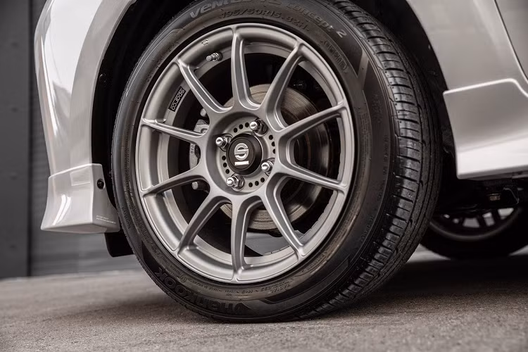 Mitsubishi cũng cung cấp gói trang trí ngoại thất có tên Carbonite Edition, bổ sung thêm líp chia gió phía trước, ốp sườn và cản sau, các điểm nhấn bằng sợi carbon màu đỏ. Gói độ này cũng có tùy chọn màu ngoại thất mới là trắng kim cương và vàng cát.