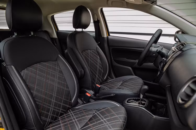 Về mặt an toàn, tất cả mẫu xe đều được trang bị tiêu chuẩn phanh khẩn cấp tự động, cảnh báo chệch làn đường, đèn gầm tự động. Cả 2 mẫu Mirage hatchback và sedan đều có 7 túi khí và hệ thống kiểm soát ổn định thân xe.