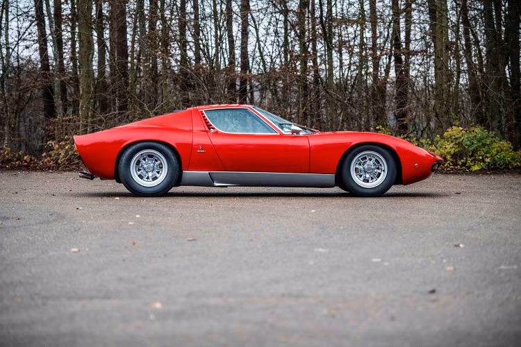 Ở bản Countach LP 400, Lamborghini lần đầu mang đến trên một chiếc xe của mình động cơ đặt giữa và dọc theo xe. Khối động cơ V12 này có dung tích 3,9 lít, sản sinh công suất cực đại 370 mã lực, đi cùng hộp số sàn 5 cấp. Ở biến thể LP400 S thay thế, khối động cơ V12 chỉ tạo ra 350 mã lực, tuy nhiên ngoại hình có nhiều thay thế chính là thứ khiến chiếc xe được săn đón nhiều hơn ở những năm ’70. Sau khi được phục chế về nguyên bản bởi Polo Storico, chiếc Countach đời đầu này đã tìm được chủ nhân với giá 775.000 Euro (khoảng 21,7 tỷ Đồng).