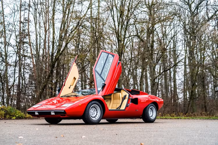Với Ferrari, đó là Classiche, còn với Lamborghini, họ gọi bộ phận này là Polo Storico. Được thành lập vào năm 2015, bộ phận Polo Storico của Lamborghini đảm trách việc gìn giữ những di sản trong quá khứ của hãng. Bộ phận này sẽ phục chế và cấp giấy chứng nhận cho tất cả những chiếc siêu xe Lamborghini cổ điển sản xuất đến năm 2001.