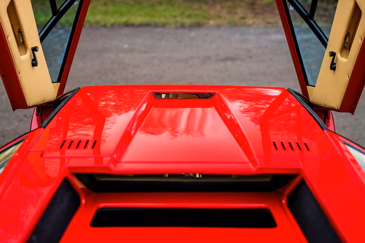 Lamborghini Miura là mẫu xe thứ 3 của Lamborghini sau 350 GT và 400 GT. Ở biến thể SV, Miura sở hữu động cơ V12 hút khí tự nhiên dung tích 3.9 lít, đặt nằm ngang ngay sau khoang lái, sản sinh công suất cực đại 380 mã lực và 300 Nm mô-men xoắn. Sức mạnh của xe được truyền đến trục chủ động thông qua hộp số sàn 5 cấp.