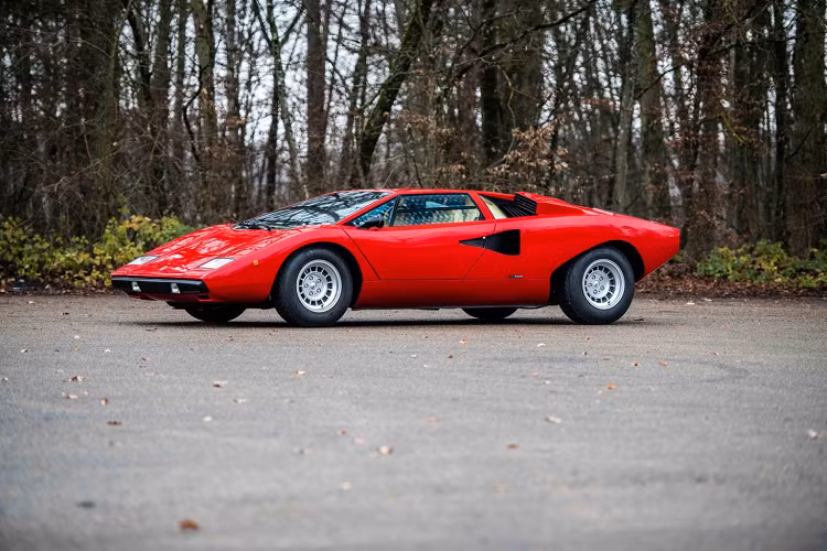 Bên cạnh chiếc Lamborghini Countach LP 400 và Miura SV, buổi đấu giá còn chứng kiến một chiếc Lamborghini 400 GT 2+2 đời 1967, số khung #0817 thu về 477.500 Euro (13,3 tỷ Đồng). Ngoài ra, chiếc Espada mang số khung #7051, đời 1968 cũng thu về 173.000 Euro (4,84 tỷ Đồng) trong khi một chiếc Murciélago LP 640 Versace “E-Gear” mới hơn thu về số tiền 149.500 Euro (4,19 tỷ Đồng).