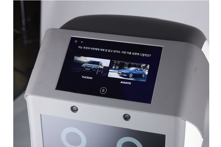 Đơn cử, DAL-e có thể trò chuyện với khách hàng bằng việc cung cấp thông tin hữu ích về sản phẩm, dịch vụ. Robot này còn có khả năng di chuyển linh hoạt để dẫn người dùng tới khu vực mà họ tìm kiếm trong đại lý.