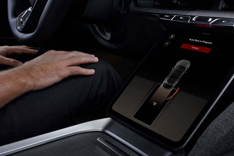 Trong khi một cảm biến khác có khả năng phát hiện tay người lái không còn nằm trên vô lăng. Hệ thống ban đầu sẽ đưa ra các cảnh báo bằng âm thanh khi phát hiện tình trạng bất thường từ vị trí người lái.