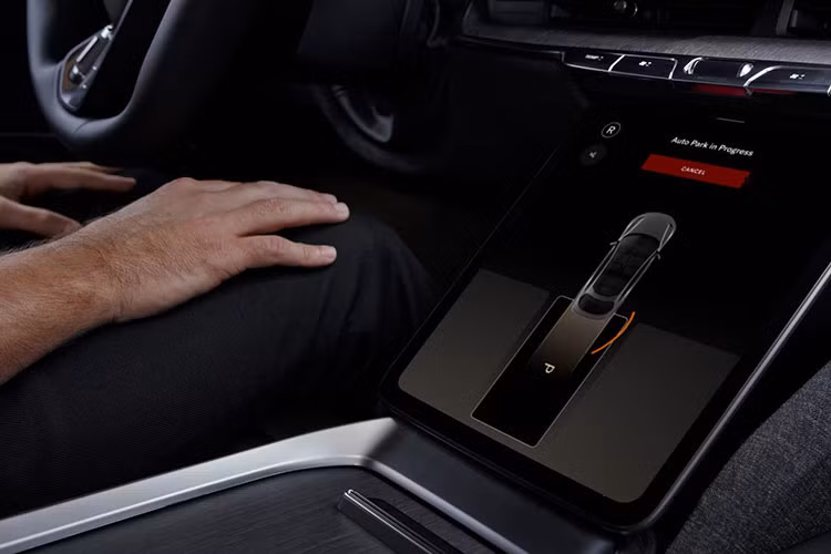 Trong khi một cảm biến khác có khả năng phát hiện tay người lái không còn nằm trên vô lăng. Hệ thống ban đầu sẽ đưa ra các cảnh báo bằng âm thanh khi phát hiện tình trạng bất thường từ vị trí người lái.