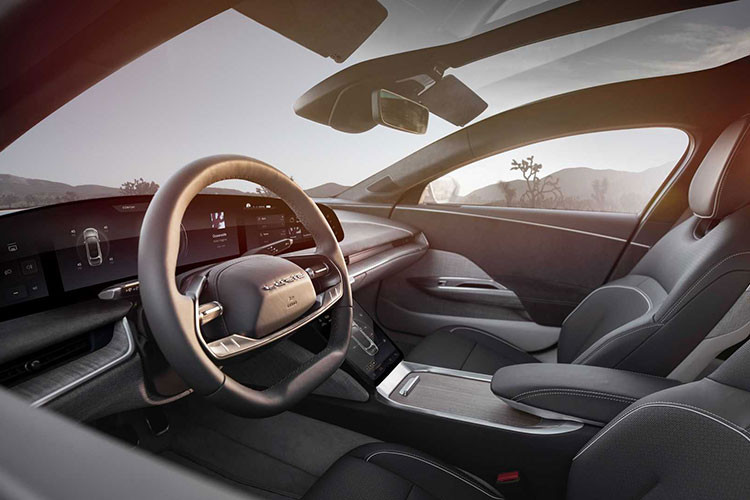 Tính năng Highway Pilot này giúp chiếc xe tập trung vào làn đường của mình và luôn giữ khoảng cách an toàn với các phương tiện xung quanh.