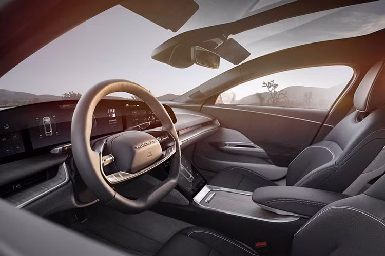 Tính năng Highway Pilot này giúp chiếc xe tập trung vào làn đường của mình và luôn giữ khoảng cách an toàn với các phương tiện xung quanh.