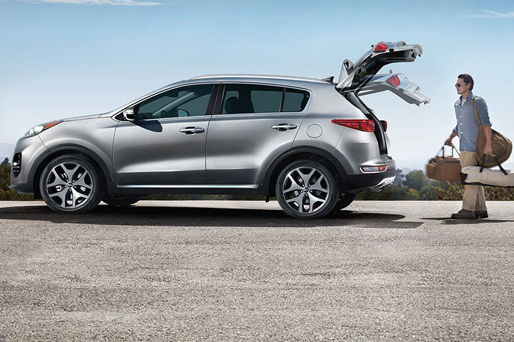 Tại thị trường Hàn Quốc, Kia Sportage 2022 được chia thành 5 bản trang bị và giá bán dao động từ 24,42 - 40,51 triệu Won (khoảng 494 - 820 triệu đồng). Dự kiến, mẫu SUV cỡ C này sẽ được bán tại Việt Nam vào năm sau do thông tin do nhà phân phối THACO xác nhận vào hồi tháng 10/2021.