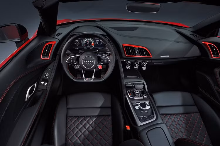 Audi R8 sắp về Việt Nam thuộc phiên bản facelift của thế hệ thứ 2, ra mắt vào năm 2018. Xe được thay đổi đôi chút ở thiết kế, theo ngôn ngữ mới của Audi. Tất cả phiên bản của R8 facelift đều sử dụng động cơ hút khí tự nhiên V10 5.2L. Trong đó, bản Performance mạnh nhất cho ra công suất 611 mã lực, khả năng tăng tốc 0-100 km/h trong 3,2 giây. Ảnh: NetCarShow.