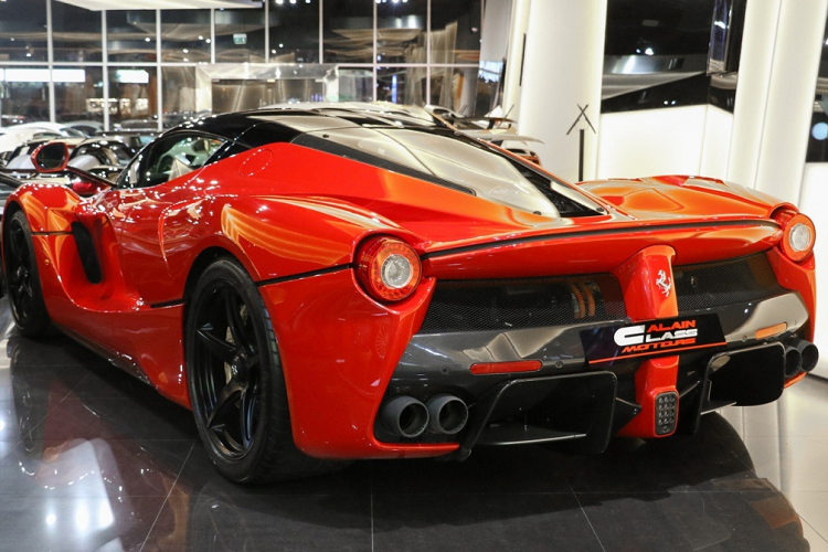 LaFerrari là chiếc Ferrari đầu tiên sử dụng động cơ hybrid. Cung cấp sức mạnh cho xe là động cơ V12 6.3L và mô-tơ điện, sản sinh tổng công suất 950 mã lực và mô-men xoắn 899 Nm. Việc thông tin về mẫu xe này được đăng tải vào ngày Cá tháng Tư nên nhiều người nghi ngờ tính xác thực. Ảnh: Al Ain Class Motors.