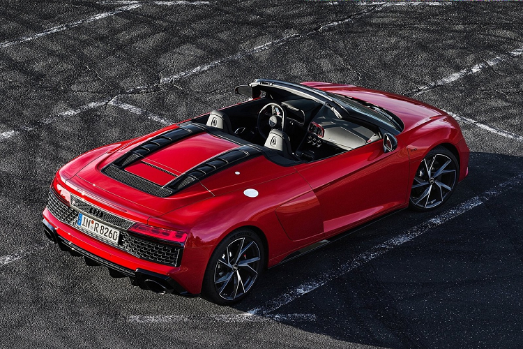 Chiếc Audi R8 V10 Spyder Performance đầu tiên Việt Nam thuộc đời 2021 và mang màu khá nổi bật. Nội thất của xe mang tone đen đỏ. Ước tính, siêu xe Audi R8 này có giá khoảng 20 tỷ đồng sau khi về Việt Nam. Ảnh: NetCarShow.