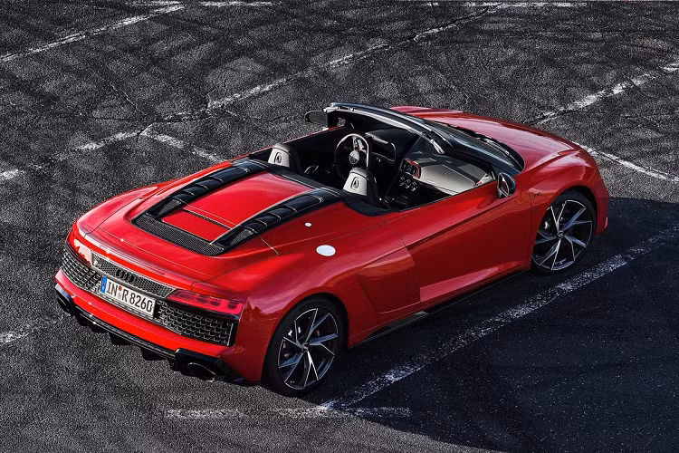 Chiếc Audi R8 V10 Spyder Performance đầu tiên Việt Nam thuộc đời 2021 và mang màu khá nổi bật. Nội thất của xe mang tone đen đỏ. Ước tính, siêu xe Audi R8 này có giá khoảng 20 tỷ đồng sau khi về Việt Nam. Ảnh: NetCarShow.