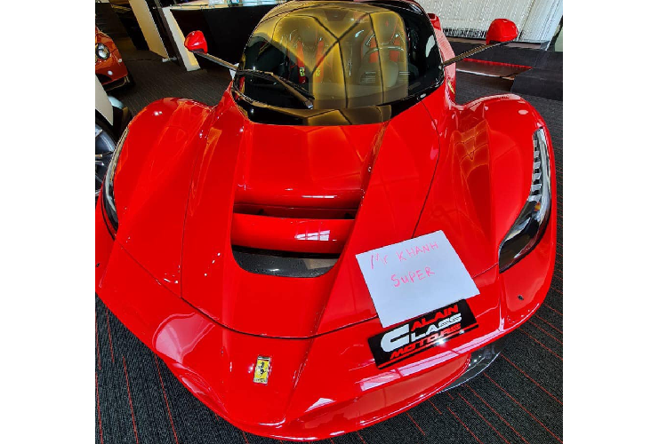 Ferrari LaFerrari: Ngày 1/4, một người chuyên kinh doanh xe nhập khẩu tại TP.HCM đã đăng tải hình ảnh úp mở về việc đưa Ferrari LaFerrari về Việt Nam. LaFerrari là siêu phẩm được trông chờ nhất tại Việt Nam trong thời gian qua. Năm 2019, một doanh nghiệp tại Hà Nội thông báo sắp mang chiếc LaFerrari màu trắng về Việt Nam. Có lẽ vì trục trặc nên đến nay, chưa có chiếc LaFerrari nào lăn bánh tại Việt Nam. Ảnh: Phan Công Khanh.