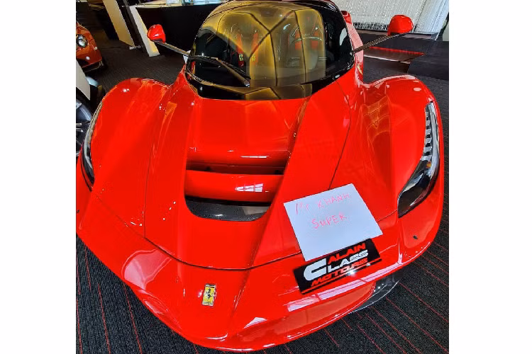 Ferrari LaFerrari: Ngày 1/4, một người chuyên kinh doanh xe nhập khẩu tại TP.HCM đã đăng tải hình ảnh úp mở về việc đưa Ferrari LaFerrari về Việt Nam. LaFerrari là siêu phẩm được trông chờ nhất tại Việt Nam trong thời gian qua. Năm 2019, một doanh nghiệp tại Hà Nội thông báo sắp mang chiếc LaFerrari màu trắng về Việt Nam. Có lẽ vì trục trặc nên đến nay, chưa có chiếc LaFerrari nào lăn bánh tại Việt Nam. Ảnh: Phan Công Khanh.