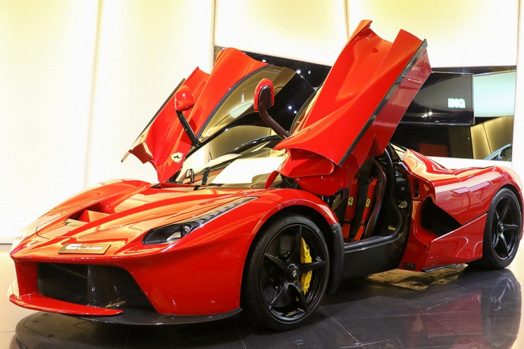 Ferrari chỉ sản xuất 500 chiếc LaFerrari (coupe) và 210 chiếc LaFerrari Aperta (mui trần). Mức giá khởi điểm của siêu xe này là 1,2 triệu USD. Hiện nay, một chiếc LaFerrari đã qua sử dụng có giá không dưới 3 triệu USD. Ảnh: Al Ain Class Motors.
