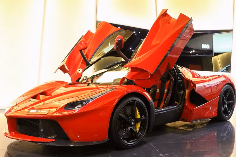 Ferrari chỉ sản xuất 500 chiếc LaFerrari (coupe) và 210 chiếc LaFerrari Aperta (mui trần). Mức giá khởi điểm của siêu xe này là 1,2 triệu USD. Hiện nay, một chiếc LaFerrari đã qua sử dụng có giá không dưới 3 triệu USD. Ảnh: Al Ain Class Motors.