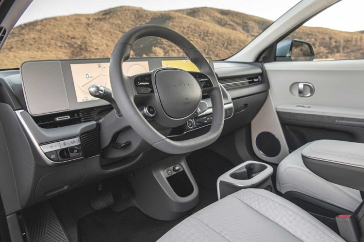 Những yếu tố chính giúp cho mẫu xe này liên tục mang về những thành tích đáng nể kể trên là thiết kế ngoại thất bắt mắt, cấu hình 5 chỗ ngồi nhưng khoang cabin lại rộng rãi hơn cả “đàn anh” Palisade thuộc phân khúc SUV cỡ lớn, “bạt ngàn” tính năng trang bị đầu bảng, điển hình là hệ thống sạc nhanh 800V - 350 kW thường thấy trên các mẫu xe hạng sang cao cấp.