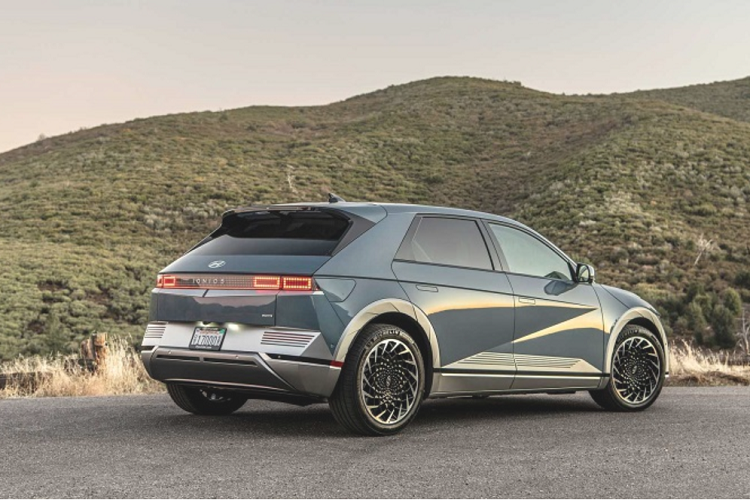 Lần đầu ra mắt thị trường quê nhà Hàn Quốc vào cuối tháng 2/2021, Ioniq 5 là mẫu xe crossover điện đầu tiên của Hyundai được phát triển trên nền tảng khung gầm E-GMP chuyên dụng cho xe điện. Tính đến thời điểm hiện tại, Hyundai Ioniq 5 chạy điện đã được mở bán ở nhiều thị trường lớn như châu Âu và Mỹ.