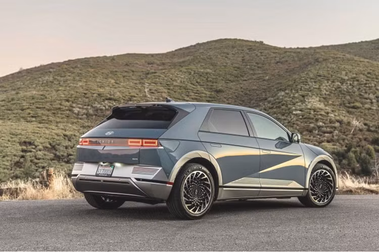 Lần đầu ra mắt thị trường quê nhà Hàn Quốc vào cuối tháng 2/2021, Ioniq 5 là mẫu xe crossover điện đầu tiên của Hyundai được phát triển trên nền tảng khung gầm E-GMP chuyên dụng cho xe điện. Tính đến thời điểm hiện tại, Hyundai Ioniq 5 chạy điện đã được mở bán ở nhiều thị trường lớn như châu Âu và Mỹ.