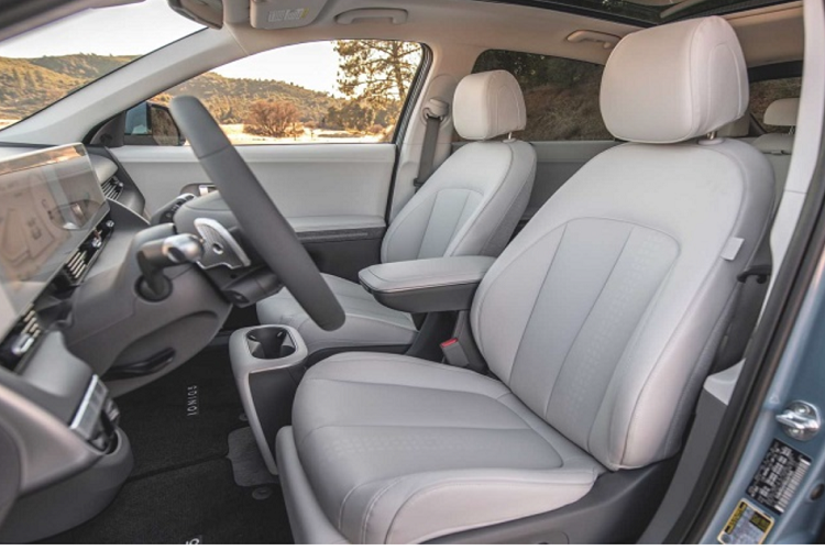 Dù mới ra mắt nhưng Hyundai Ioniq 5 lại được đánh giá vượt trội hơn rất nhiều so với các đối thủ cùng phân khúc, thậm chí “vượt mặt” nhiều cái tên lớn như Audi e-tron GT hay Porsche Taycan để giành giải thưởng “Xe của năm 2022 tại Đức”. Không chỉ vậy, tại thị trường Úc, chỉ sau thời gian ngắn mở bán, Ioniq 5 đã rơi vào trạng thái “cháy hàng”, website của hãng thậm chí còn bị sập do lượng truy cập quá lớn.