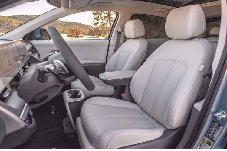 Dù mới ra mắt nhưng Hyundai Ioniq 5 lại được đánh giá vượt trội hơn rất nhiều so với các đối thủ cùng phân khúc, thậm chí “vượt mặt” nhiều cái tên lớn như Audi e-tron GT hay Porsche Taycan để giành giải thưởng “Xe của năm 2022 tại Đức”. Không chỉ vậy, tại thị trường Úc, chỉ sau thời gian ngắn mở bán, Ioniq 5 đã rơi vào trạng thái “cháy hàng”, website của hãng thậm chí còn bị sập do lượng truy cập quá lớn.