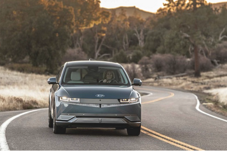 Giá xe Hyundai Ioniq 5 tại thị trường Indonesia hiện vẫn chưa được tiết lộ. Một số nguồn tin địa phương đồn đoán rằng Ioniq 5 sẽ có giá bán rơi vào khoảng 800 triệu Rupiah (khoảng 1,29 tỷ đồng).