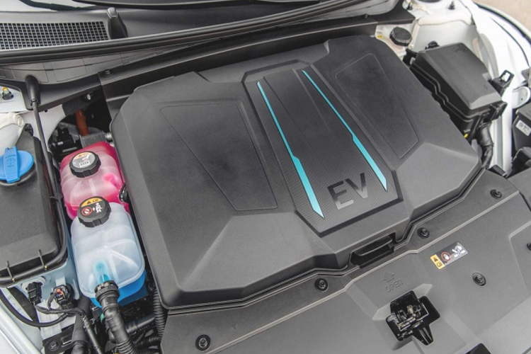 Đối với tùy chọn pin 72,6 kWh, Ioniq 5 có sẵn với thiết lập 2 mô-tơ điện cùng hệ dẫn động cầu sau hoặc hệ dẫn động 4 bánh toàn thời gian. Sức mạnh tương ứng cho 2 phiên bản hệ dẫn động này là 215 mã lực / 350 Nm và 302 mã lực / 605 Nm.