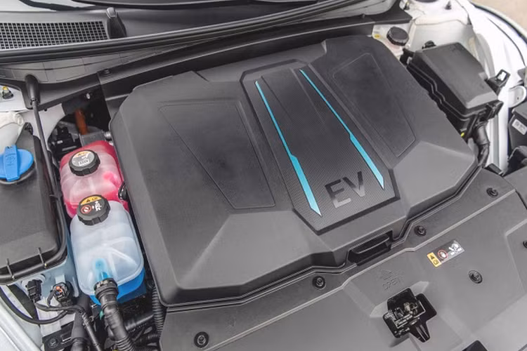 Đối với tùy chọn pin 72,6 kWh, Ioniq 5 có sẵn với thiết lập 2 mô-tơ điện cùng hệ dẫn động cầu sau hoặc hệ dẫn động 4 bánh toàn thời gian. Sức mạnh tương ứng cho 2 phiên bản hệ dẫn động này là 215 mã lực / 350 Nm và 302 mã lực / 605 Nm.