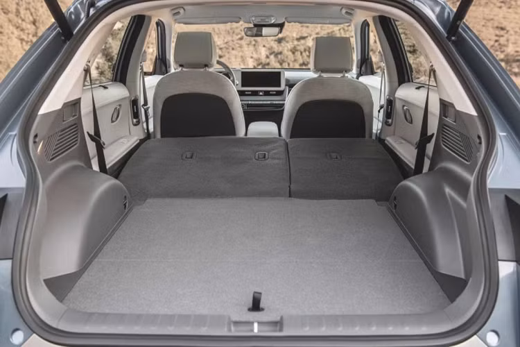 Về hệ truyền động, Hyundai Ioniq 5 có 4 phiên bản với 2 tùy chọn pin là 58 kWh và 72,6 kWh. Phiên bản tiêu chuẩn có một mô-tơ điện, hệ dẫn động cầu sau cùng bộ pin 58 kWh cho công suất tối đa 168 mã lực và momen xoắn cực đại 350 Nm. Tiếp đến là phiên bản hai mô-tơ điện, hệ dẫn động 4 bánh và bộ pin 58 kWh cho sức mạnh 232 mã lực và 605 Nm momen xoắn.