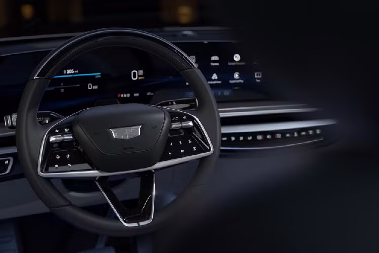 Ngồi vào ghế lái, người điều khiển sẽ bắt gặp vô lăng hoàn toàn mới và màn hình dài 33 inch (838 mm) trên mặt táp-lô. Màn hình này là sự kết hợp giữa bảng đồng hồ kỹ thuật số toàn phần và màn hình cảm ứng của hệ thống thông tin giải trí. Theo hãng Cadillac, màn hình này có thể hiện đến hơn 1 triệu màu sắc khác nhau.