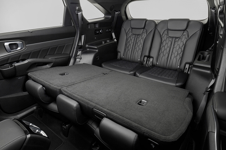 Tại Hàn Quốc, giá xe Kia Sorento 2022 giao động từ 30,56 triệu won đến 40,43 triệu won, tương đương 27.000 USD đến 35.800 USD (khoảng 621 triệu đồng - 823 triệu đồng) . Đã có tổng cộng 11.776 chiếc Kia Sorento được bán ra tại Hàn Quốc trong vòng 15 tháng, kể từ khi thế hệ thứ 4 của mẫu xe này trình làng.