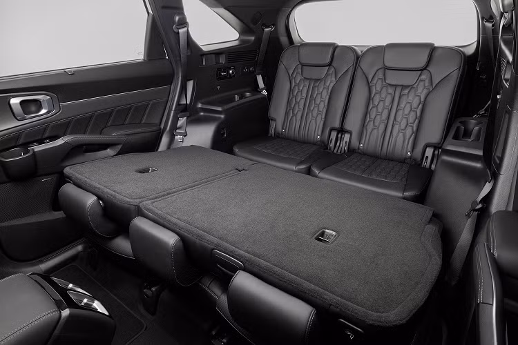 Tại Hàn Quốc, giá xe Kia Sorento 2022 giao động từ 30,56 triệu won đến 40,43 triệu won, tương đương 27.000 USD đến 35.800 USD (khoảng 621 triệu đồng - 823 triệu đồng) . Đã có tổng cộng 11.776 chiếc Kia Sorento được bán ra tại Hàn Quốc trong vòng 15 tháng, kể từ khi thế hệ thứ 4 của mẫu xe này trình làng.