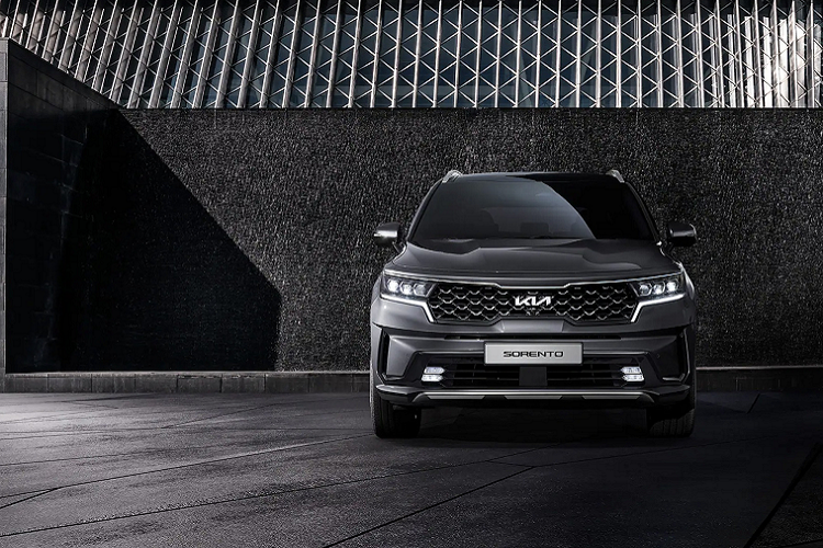 Phiên bản Gravity có ngoại hình khác biệt với màu sơn đen, mâm xe hợp kim 20 inch và ghế bọc da thiết kế riêng. Xe có tùy chọn động cơ xăng và dầu, trong khi đời Sorento 2021 chỉ có duy nhất động cơ xăng trên bản này.