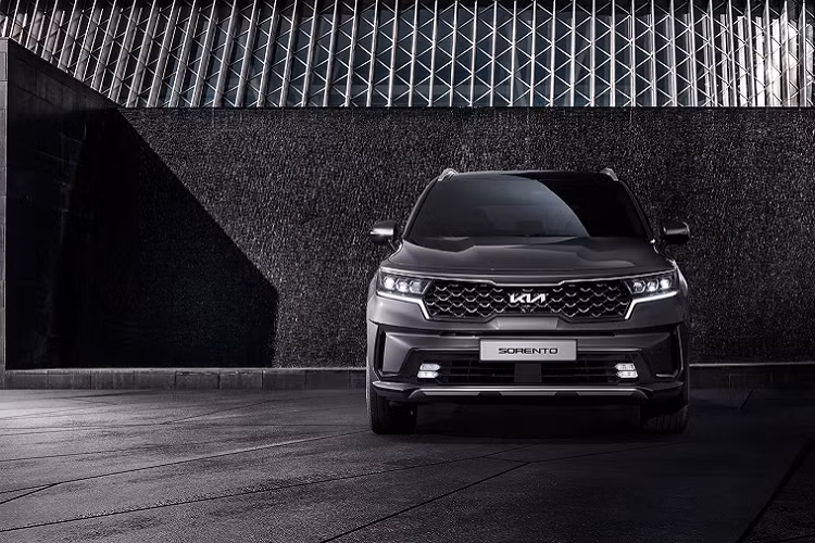 Phiên bản Gravity có ngoại hình khác biệt với màu sơn đen, mâm xe hợp kim 20 inch và ghế bọc da thiết kế riêng. Xe có tùy chọn động cơ xăng và dầu, trong khi đời Sorento 2021 chỉ có duy nhất động cơ xăng trên bản này.