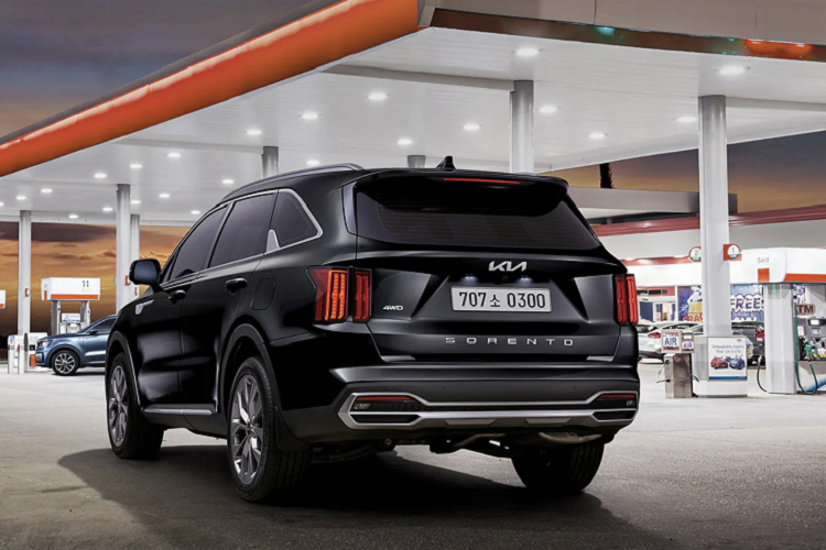 Điểm thay đổi dễ nhận thấy nhất trên mẫu xe SUV Kia Sorento 2022 là logo thương hiệu mới và mâm xe họa tiết mới. Sorento 2022 vẫn được xây dựng dựa trên ý tưởng thiết kế "refined boldness", tương tự các mẫu SUV khác như Stonic, Seltos, Sportage và Telluride.