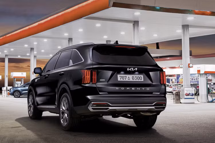 Điểm thay đổi dễ nhận thấy nhất trên mẫu xe SUV Kia Sorento 2022 là logo thương hiệu mới và mâm xe họa tiết mới. Sorento 2022 vẫn được xây dựng dựa trên ý tưởng thiết kế "refined boldness", tương tự các mẫu SUV khác như Stonic, Seltos, Sportage và Telluride.