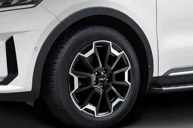 Kia Sorento 2022 đã được tăng thêm tính cạnh tranh bằng cách bổ sung trang bị, tiện nghi và an toàn so với đời xe trước. Đồng thời hãng cũng sẽ điều chỉnh giá bán nhằm tăng sức hấp dẫn.