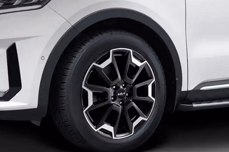 Kia Sorento 2022 đã được tăng thêm tính cạnh tranh bằng cách bổ sung trang bị, tiện nghi và an toàn so với đời xe trước. Đồng thời hãng cũng sẽ điều chỉnh giá bán nhằm tăng sức hấp dẫn.