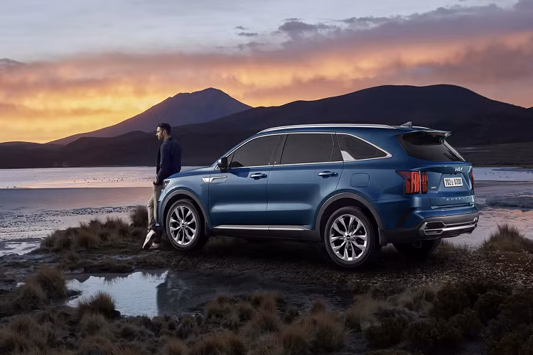 Phiên bản hiện hành của Kia Sorento tại Việt Nam dùng động cơ xăng 2.5L (177 mã lực, 232 Nm), hộp số 6 AT hoặc động cơ diesel 2.2L (198 mã lực, 440 Nm), hộp số ly hợp kép 8 cấp. Xe có giá 1,099-1,349 tỷ đồng.