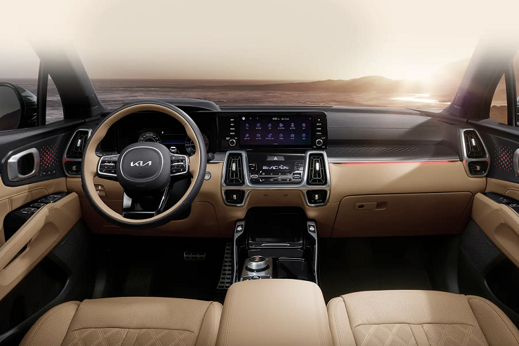 Điểm khác biệt nằm ở trang bị, tất cả phiên bản Kia Sorento đều có đèn nội thất LED, trước đây chỉ là một tùy chọn. Các phiên bản cao cấp Premium có công nghệ hỗ trợ lái tiên tiến, như hỗ trợ giảm thiểu va chạm phía trước và ga tự động thích ứng.