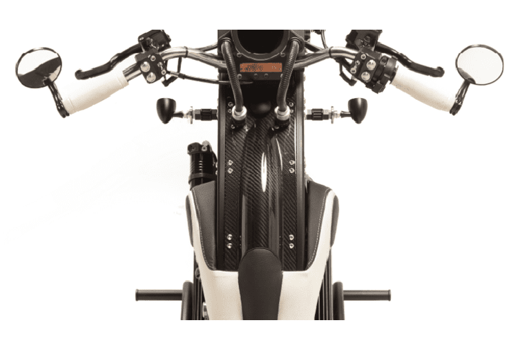 Ngoài ra, yên xe cũng có thể thay đổi độ cao, từ 736,6 mm cho đến 685,8 mm, tuỳ thuộc vào chiều dài cơ sở của xe. Theo Curtiss, phần gác chân của chiếc One cũng khá linh hoạt khi cho phép người dùng thây đổi vị trí. Cuối cùng, tổng trọng lượng của xe chỉ ở mức 192 kg, khá hợp lý với một mẫu môtô điện.