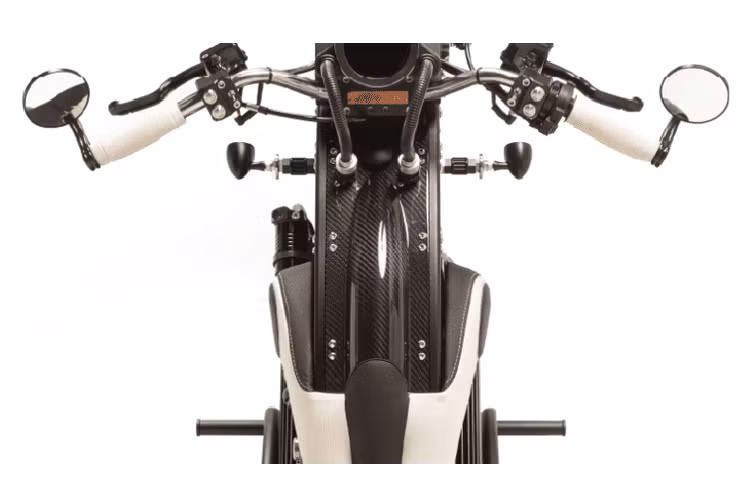 Ngoài ra, yên xe cũng có thể thay đổi độ cao, từ 736,6 mm cho đến 685,8 mm, tuỳ thuộc vào chiều dài cơ sở của xe. Theo Curtiss, phần gác chân của chiếc One cũng khá linh hoạt khi cho phép người dùng thây đổi vị trí. Cuối cùng, tổng trọng lượng của xe chỉ ở mức 192 kg, khá hợp lý với một mẫu môtô điện.