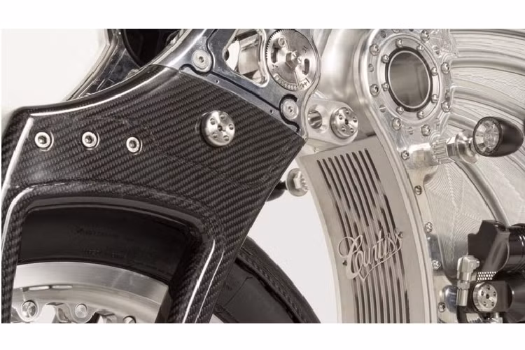 Bộ pin và mô-tơ của xe được bố trí trong cụm mô-đun, khung xe được làm từ nhôm vay cùng các kết cấu khác được làm bằng sợi carbon, giúp giảm đáng kể trọng lượng cho xe. Xe sử dụng bộ vành nhôm cao cấp kích thước 19 inch. Một điểm đáng chú ý nữa là khách hàng có thể điều chỉnh góc xeđánh lái của xe với góc 27 độ, dành cho xe có trục cơ sở ngắn và 31 độ dành cho xe có trục cơ sở dài.