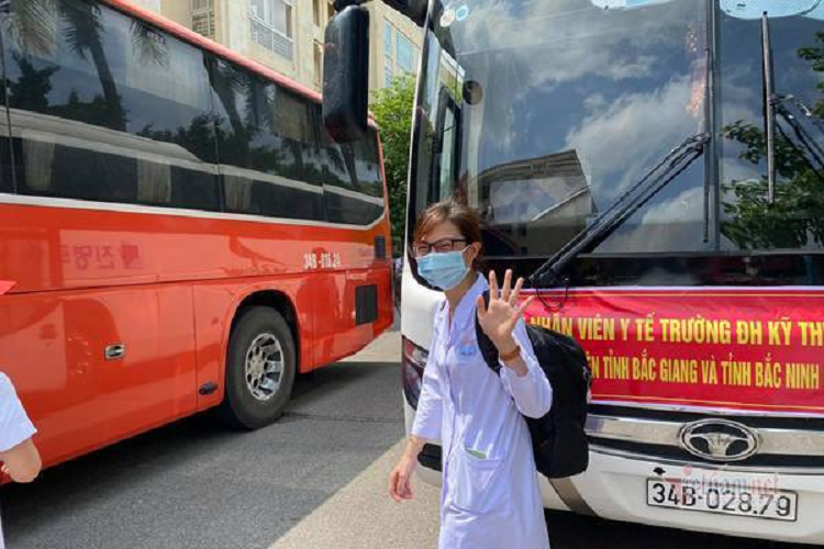 Chiều 16/5, 267 cán bộ, giảng viên và sinh viên Đại học Kỹ thuật Y tế Hải Dương đã lên đường chi viện cho tâm dịch tại Bắc Giang, Bắc Ninh. (Nụ cười tươi của một sinh viên tình nguyện)