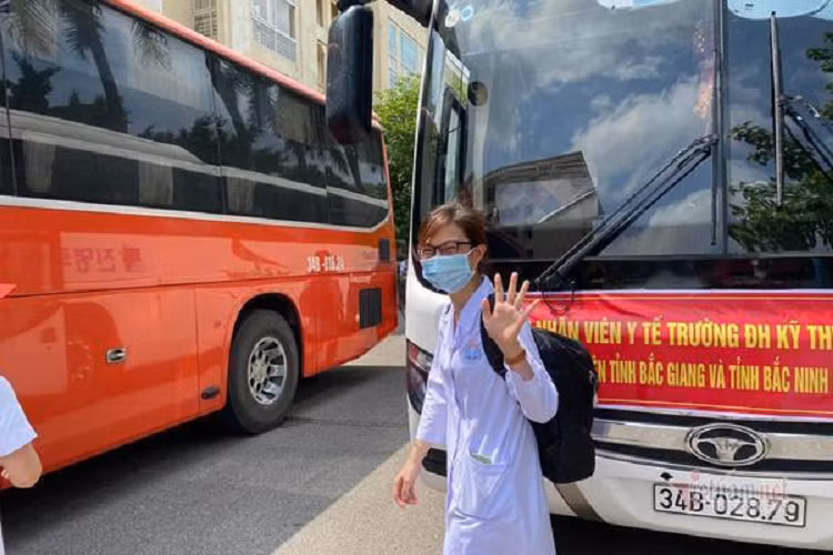 Chiều 16/5, 267 cán bộ, giảng viên và sinh viên Đại học Kỹ thuật Y tế Hải Dương đã lên đường chi viện cho tâm dịch tại Bắc Giang, Bắc Ninh. (Nụ cười tươi của một sinh viên tình nguyện)