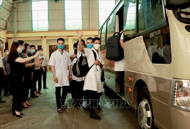 Chiều qua, 20 cán bộ, y, bác sĩ và chuyên gia của Hà Nội cũng tới Bắc Giang để hỗ trợ. Được cử đi chi viện là những người có chuyên môn, tay nghề cao và kinh nghiệm chuyên sâu về truy vết, khoanh vùng dập dịch.